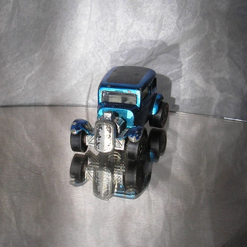 Hot Wheels Redline Classic 32 Ford Vicky Medium (Windex) Blue (1969) - Picture 3 of 7